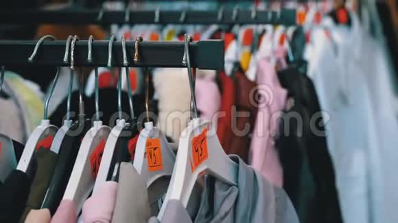 服装店商店橱窗里挂着各种带有价格标签的衣服买家选衣服视频的预览图