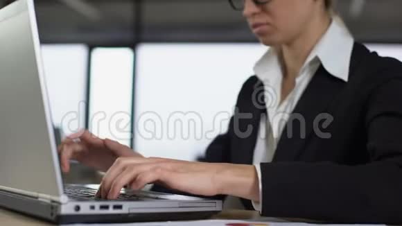女员工讨厌在笔记本电脑上工作紧张的工作导致精神崩溃视频的预览图