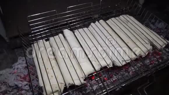 传统烤皮塔面包在烤架视频的预览图