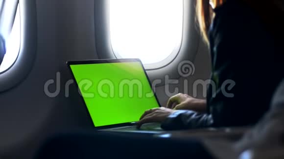 在飞机里工作的女人的私人笔记本电脑视频的预览图