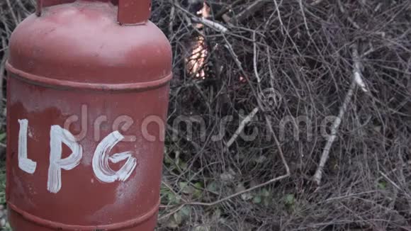 液化石油气瓶放置在篝火附近视频的预览图