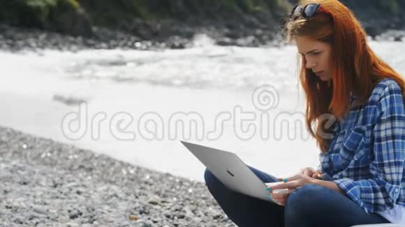 工作狂的女人坐在海边甚至在旅行中休息视频的预览图