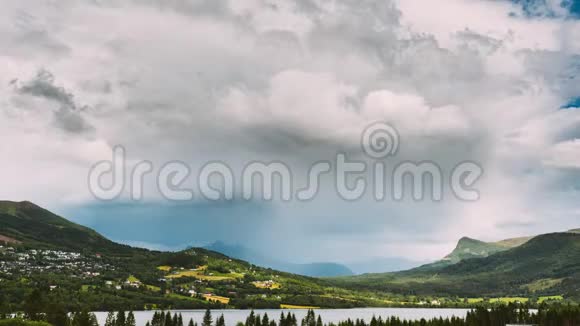 更多的奥格罗姆斯达尔县挪威美丽的湖岸上的村庄在夏日的阴天挪威自然4K视频的预览图