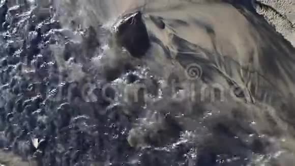 海水流过海滩上的岩石视频的预览图