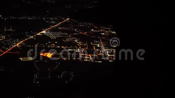 夜晚在城市上空的飞机景色视频的预览图