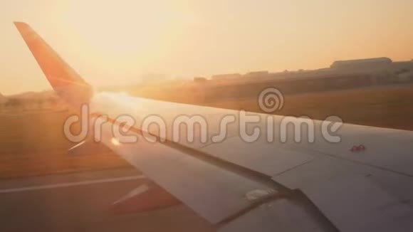 飞机在日落时分在天空中飞行飞机飞行视频的预览图