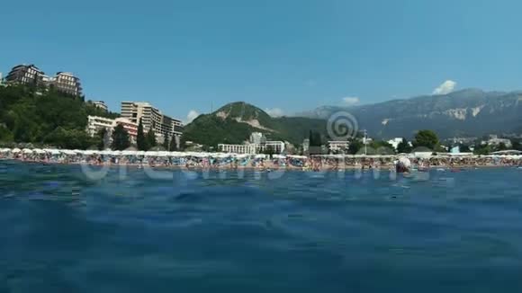 Budva附近的Becici镇海岸线度假时间图度假海滩黑山蓝海旅馆和旅馆视频的预览图