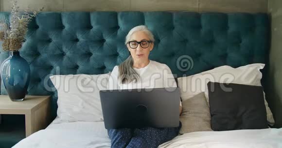 有视频聊天笔记本电脑的老年妇女视频的预览图