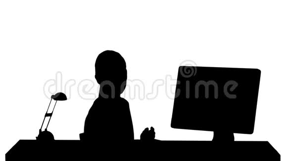 剪影迷人的女人在电脑屏幕上呈现一些与相机交谈的东西视频的预览图