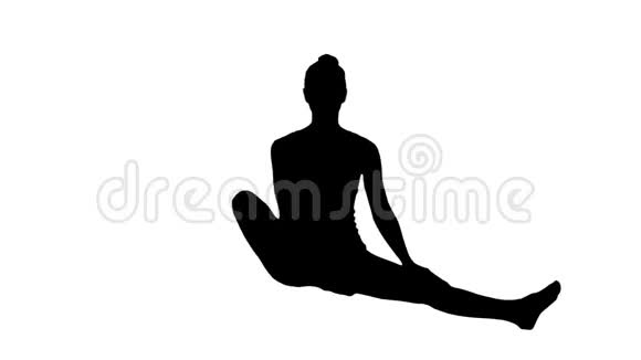 剪影可爱的健身妇女锻炼瑜伽坐在莲花姿势和微笑后视频的预览图