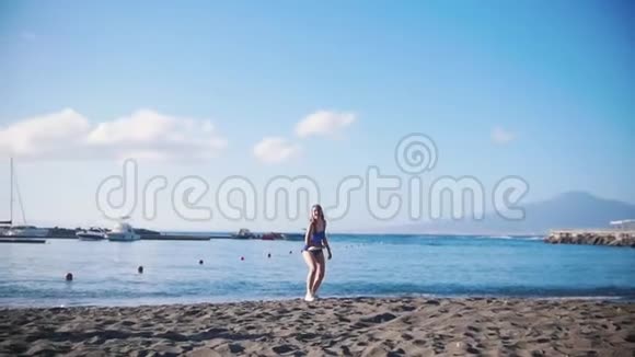一个年轻人和他的女朋友在海滩上玩飞盘抓住圆盘掉在沙子上视频的预览图