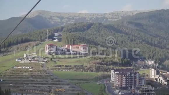 滑雪胜地俯瞰山村美景视频的预览图