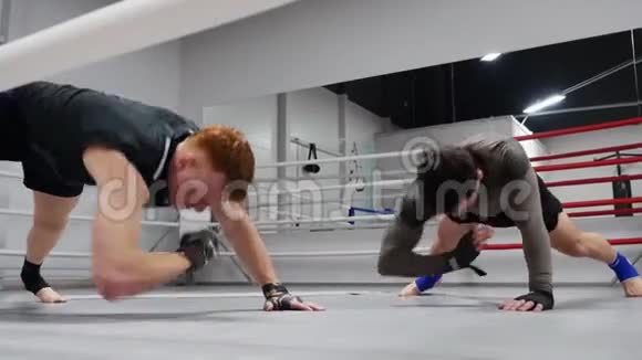 两名拳击手正在拳击俱乐部的环边练习木板视频的预览图
