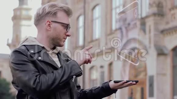戴眼镜的聪明的年轻人展示了概念全息挂锁视频的预览图