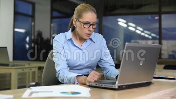 愤怒的女人关闭笔记本电脑对工作项目不满意坏消息的概念视频的预览图