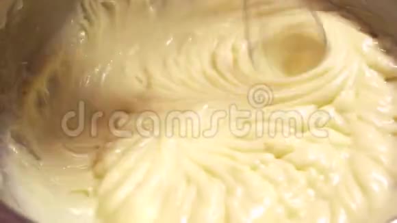 将奶油与马达搅拌器混合在碗中视频的预览图