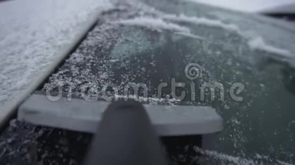 刮擦器在冬天从冰雪中清洁汽车的挡风玻璃或挡风玻璃刮刀或洗涤器的特写坏的和坏的视频的预览图