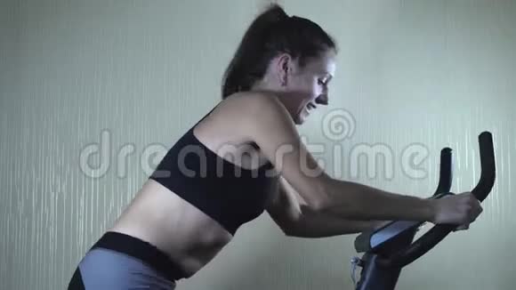 女人在运动自行车上刻苦训练视频的预览图