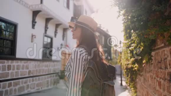 穿着休闲装背包式摄影建筑的千禧时髦女游客在智能应用中的应用视频的预览图