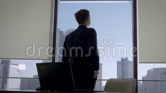 办公室主任站在窗口看着他的手表视频的预览图