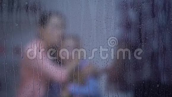 母亲拥抱女儿在雨天保护父亲免受愤怒的骚扰视频的预览图