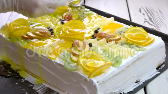 用新鲜水果装饰的白色方形蛋糕视频的预览图