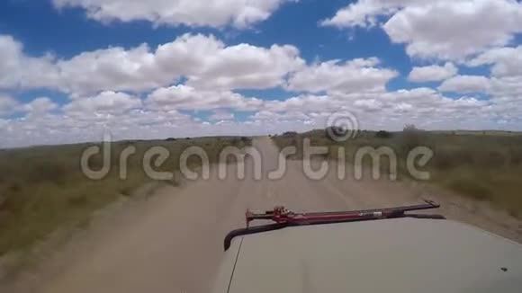在越野车的土路上驾驶4x4视频的预览图