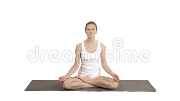 女孩不能专注于瑜伽从一些人的笑话在白色背景视频的预览图