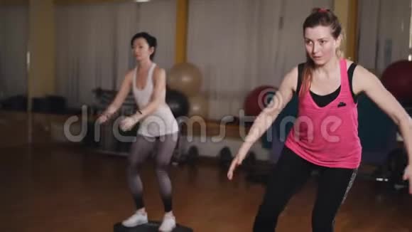 两名妇女在有氧运动室做运动使用平衡板视频的预览图