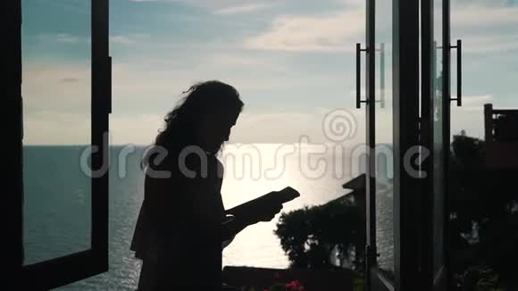 女孩读一本关于海洋背景的书视频的预览图