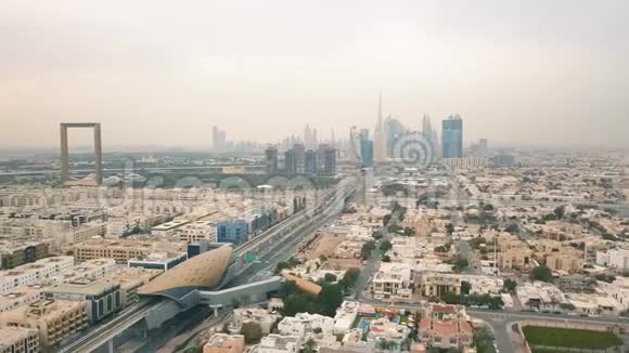 阴天的迪拜城市景观视频的预览图