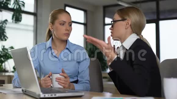女同事聊天在办公室休息喝咖啡抱怨工作视频的预览图
