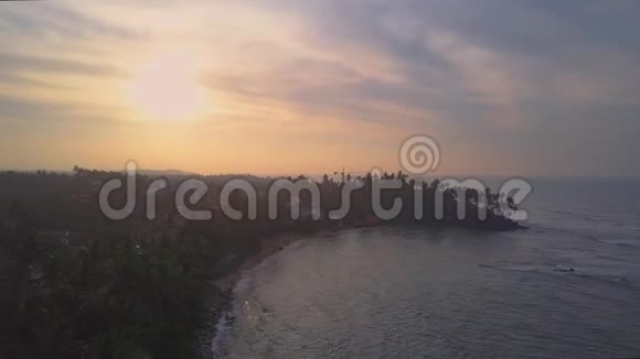 宁静的海洋海湾和空海岸棕榈空中景色视频的预览图