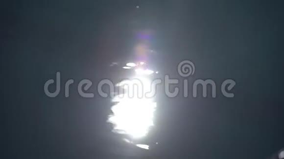在水中燃烧的光波克光眩光反射在水面上视频的预览图
