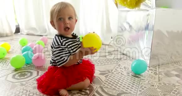 小女孩在玩五颜六色的小气球视频的预览图
