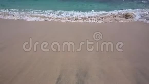 普吉海滩夏季阳光下的海滩海景在泰国普吉岛卡隆海滩视频的预览图