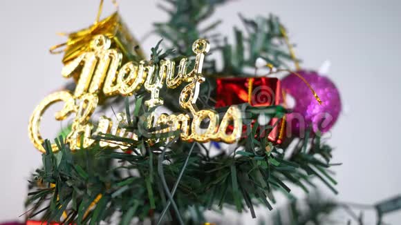 冬季景观搭配圣诞杉树装饰搭配彩球小礼品灯光雪亮新年假期圣诞节视频的预览图