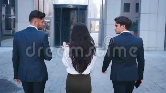 三个成功的商人两个英俊的男人和一个自信的女人在办公楼里散步视频的预览图