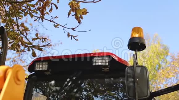 橙色闪光器在建筑设备拖拉机挖掘机上的天空背景道路修复和建设概念视频的预览图
