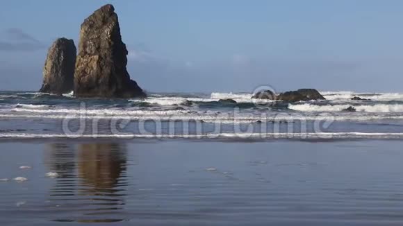 沿俄勒冈州海岸的太平洋海浪视频的预览图