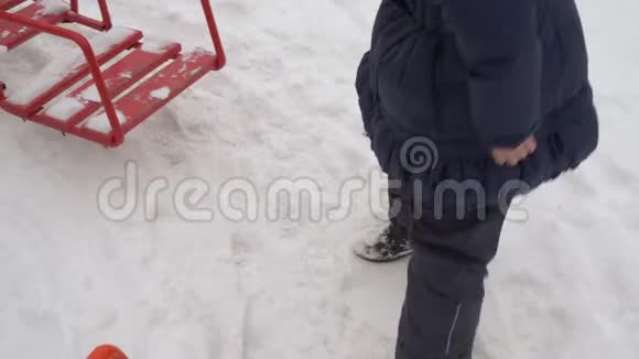 儿童在操场上在雪地里寻找东西视频的预览图