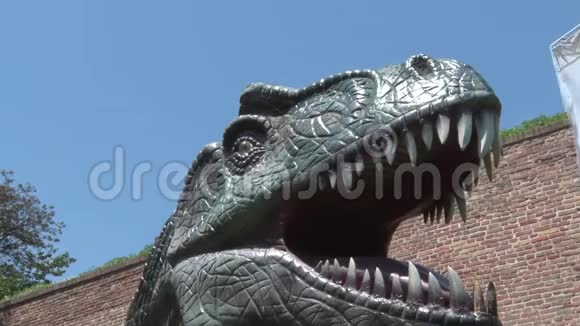 迪诺公园头部和牙齿中的现实异龙恐龙视频的预览图