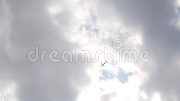飞机在头顶的云层中飞行视频的预览图