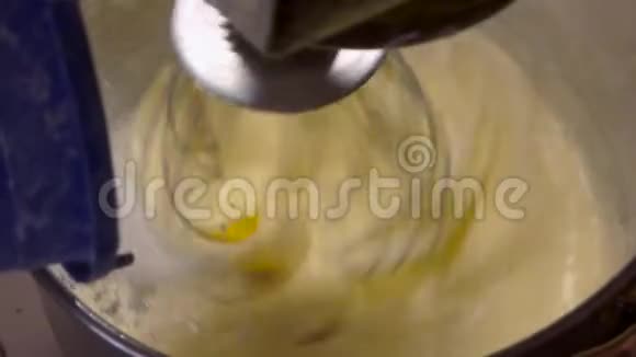 把鸡蛋面粉和糖混合起来视频的预览图