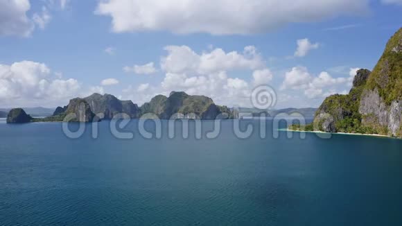 4K航空飞行镜头独特的Pinagbuyutan岛与伊皮尔海滩ElNido巴拉望菲律宾巴奎特群岛视频的预览图