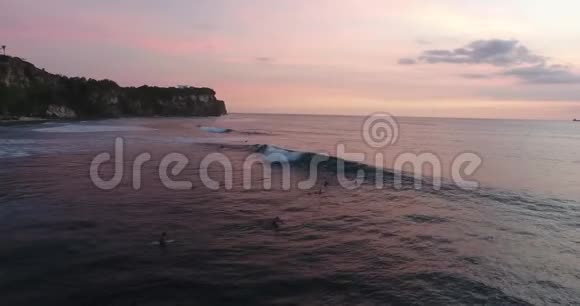 热带度假晚上很多人冲浪海洋巴厘岛4k视频的预览图