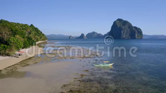 菲律宾巴拉望ElNido4k鸟瞰图班卡船在低潮时停泊在浅水中热带海滩视频的预览图