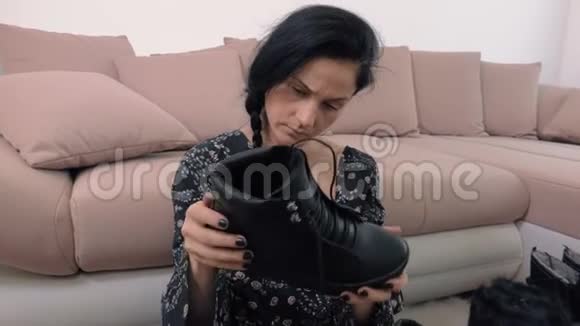 穿新黑靴子的女人视频的预览图