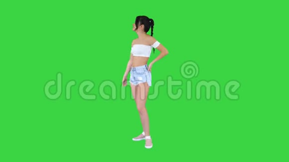 女孩在绿色屏幕上跳舞在手机上打电话Chroma键视频的预览图