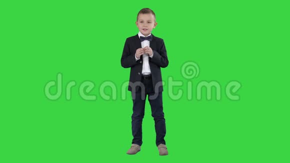 严肃的小男孩在绿色屏幕上给相机演讲Chroma键视频的预览图